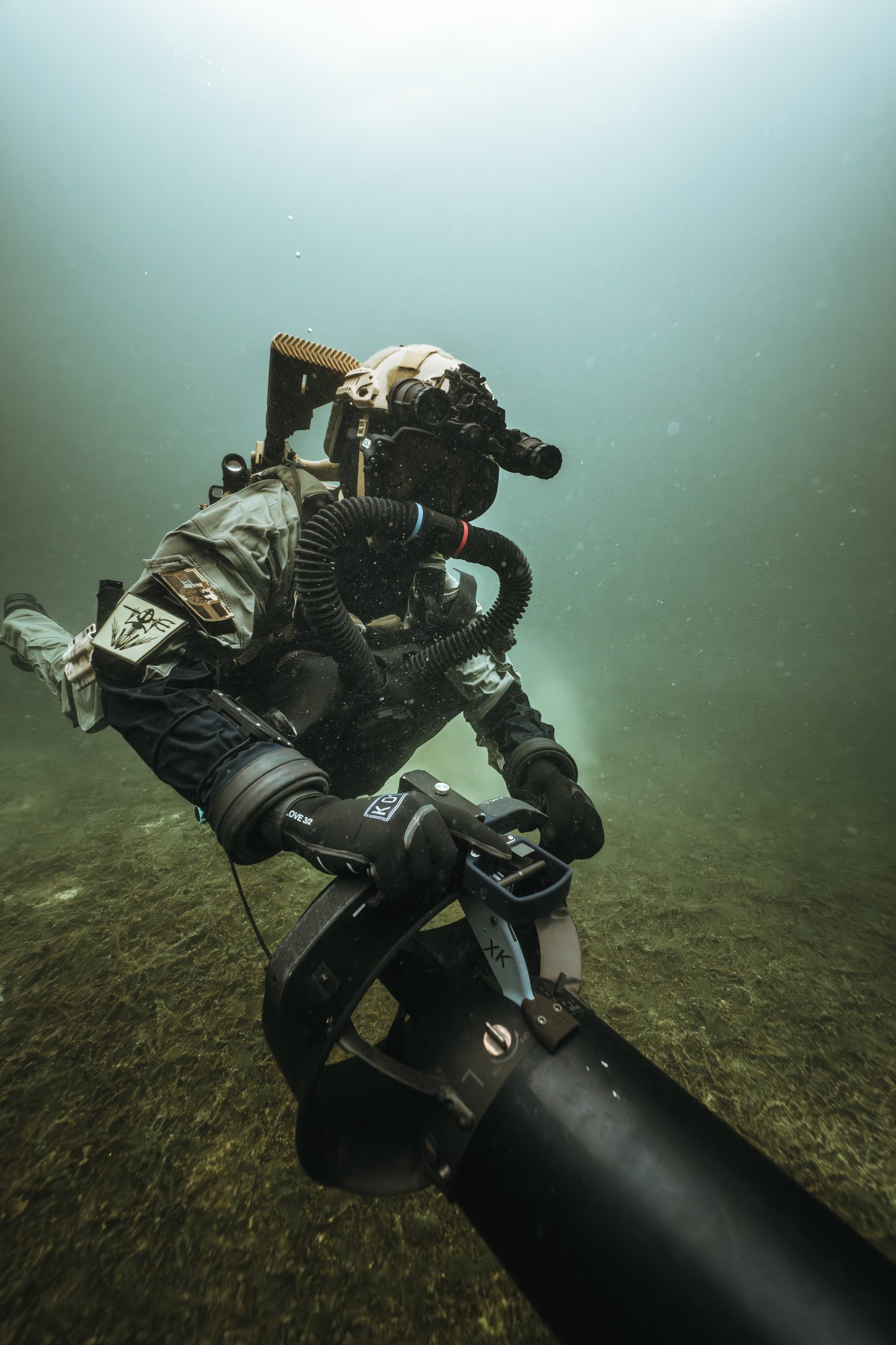 Closed-circuit operator on a diver propulsion vehicle