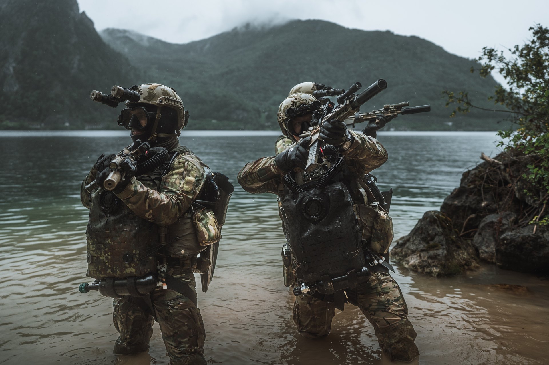 Closed-circuit team in the shallows